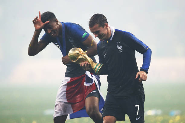 记者：曼联备战切尔西，约罗、德利赫特缺席训练.