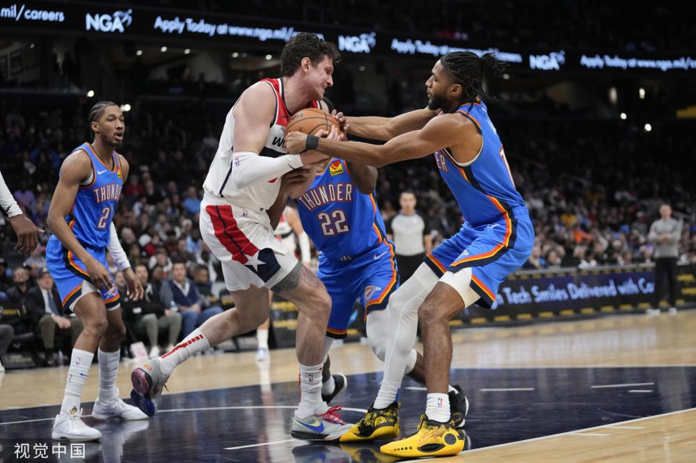 记者：曼联备战切尔西，约罗、德利赫特缺席训练.